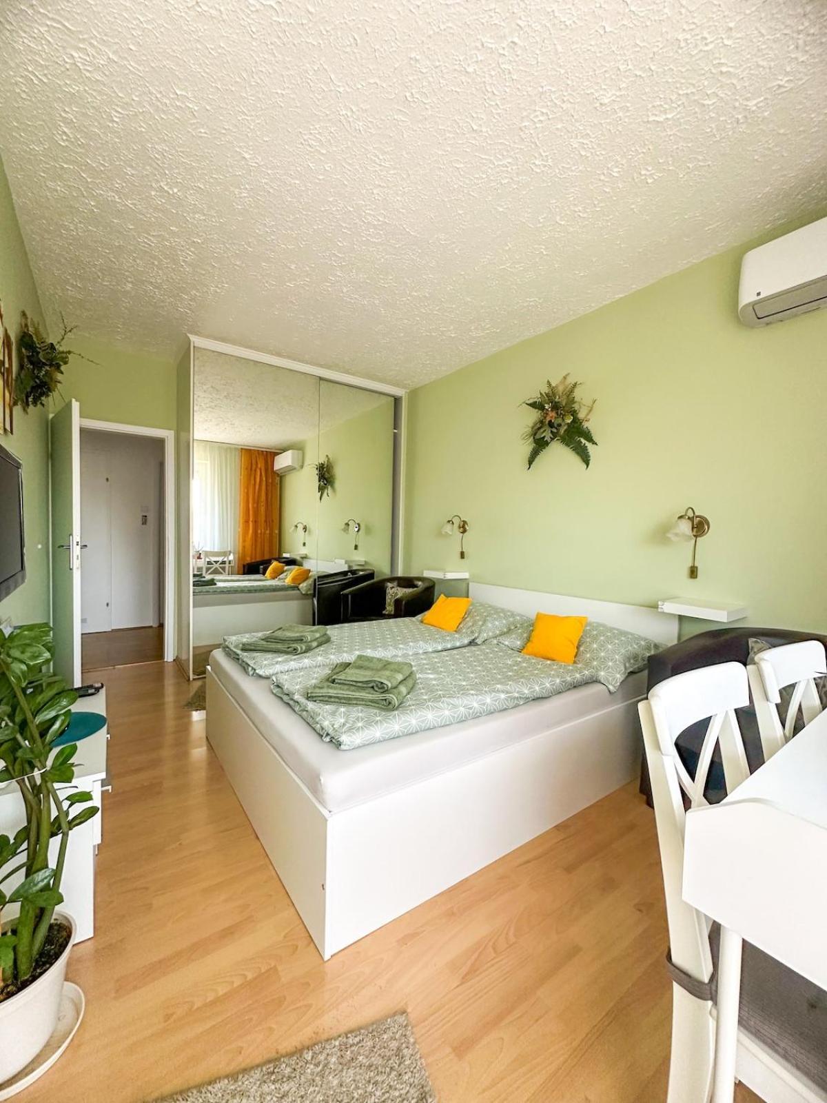 Aloe Apartman Sopron Bagian luar foto